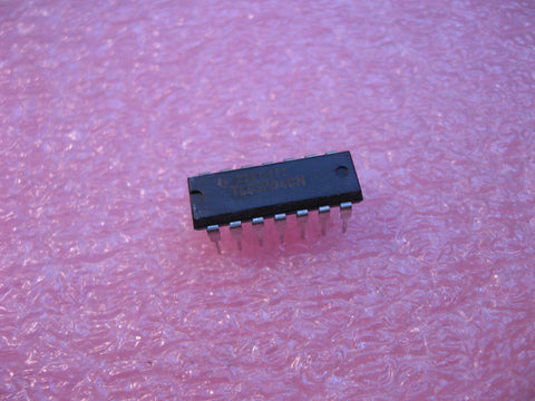 IC TLC3704CN Texas Instruments Quad LinCMOS Voltage Comparator 14 Pin DIP